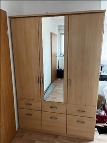 Abbildung: Dreiteiliger Schlafzimmerschrank H 200cm, B 133 cm, T 54 cm