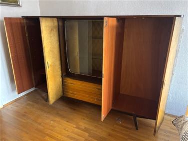 Abbildung: Antiker Schrank mit Vitrinen Element