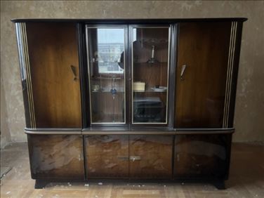 Abbildung: Antiker Schrank mit Glastür